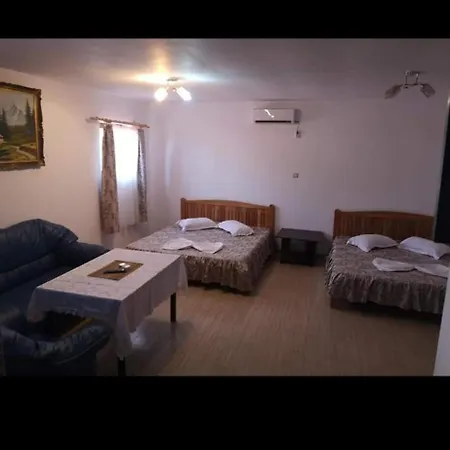 Casa Inflorita Garsoniere Etaj